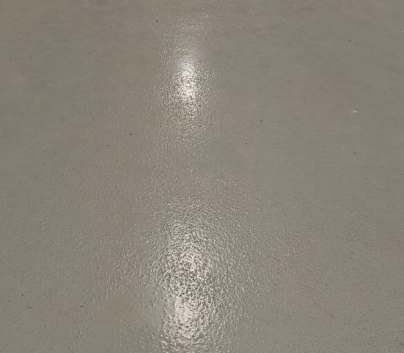 Восстановленный пол на складе после ремонта