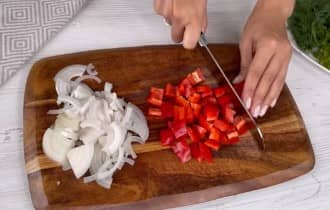 Приготовление шакшуки с болгарским перцем и помидорами: шаг 2