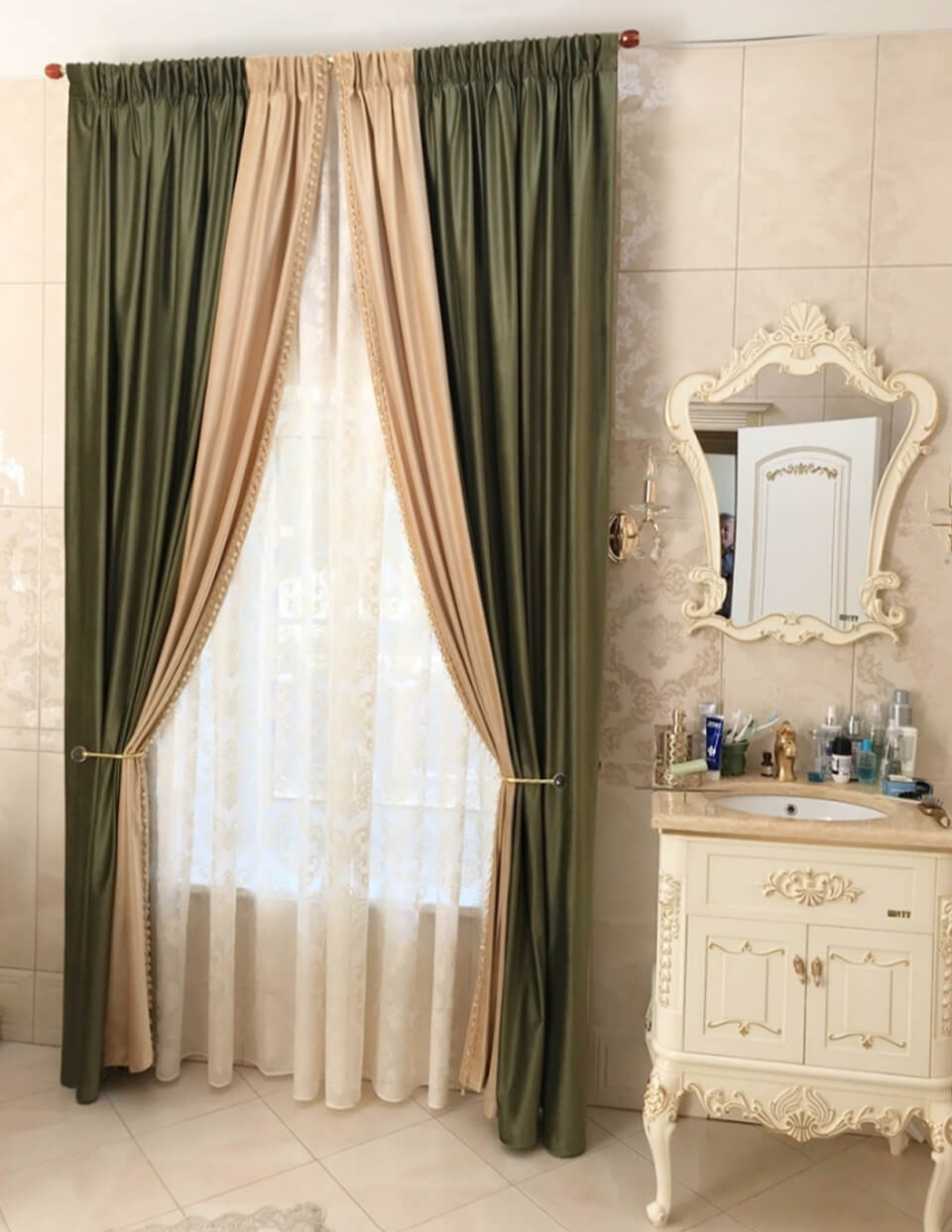 Пошив штор, двойные шторы, шторы в ванную, зеленые шторы, тюль, стиль ренесанс, стиль борокко, бежевая ванная, шторы с бахромой, с зеленым акцентом