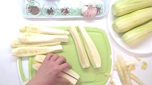 Приготовление маринованных кабачков «как грибы» на зиму: шаг 2