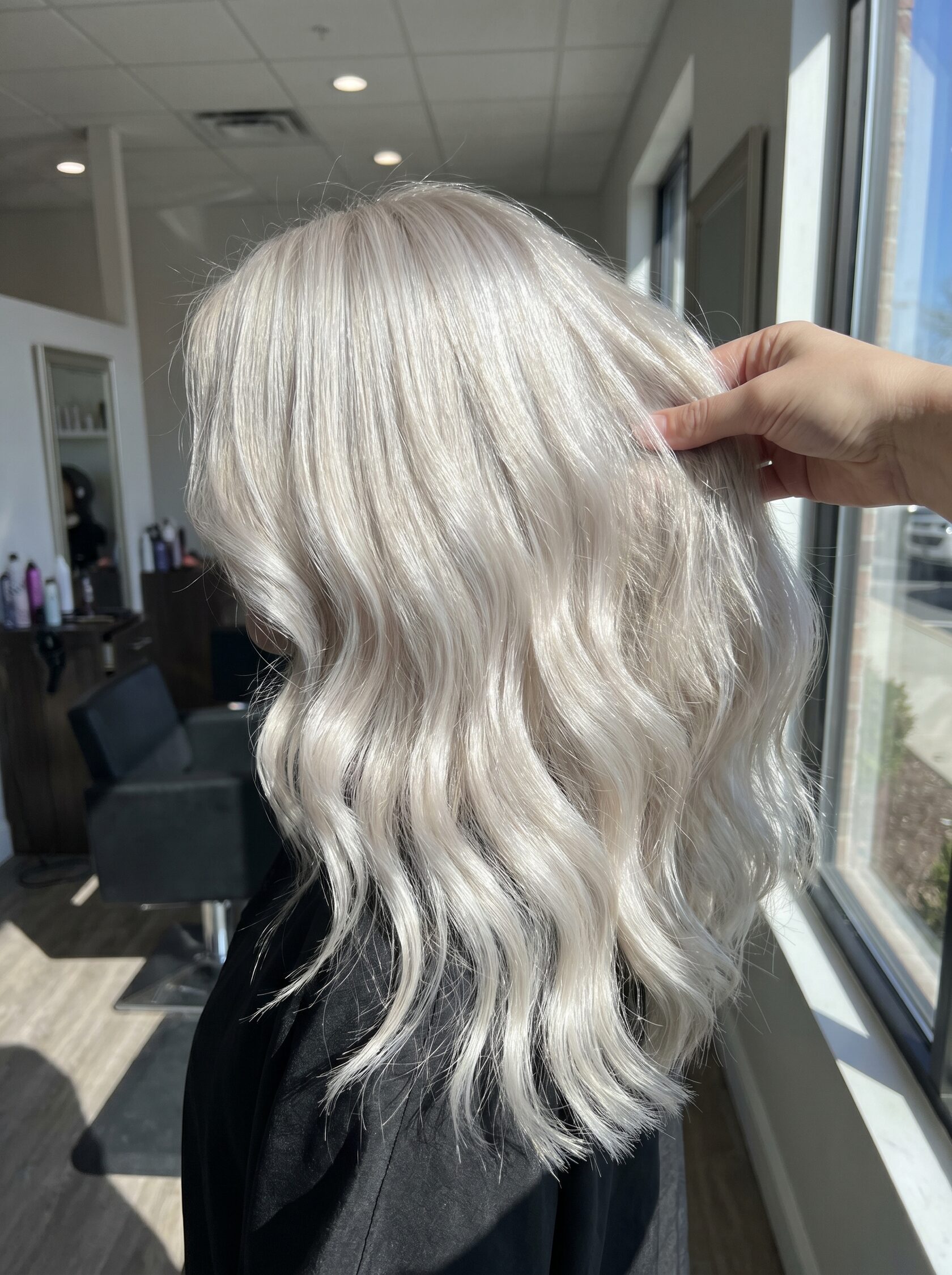 холодный арктический блонд на густых длинных волосах