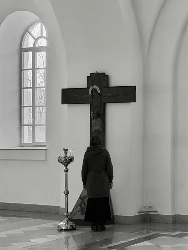 Прихожанка у креста