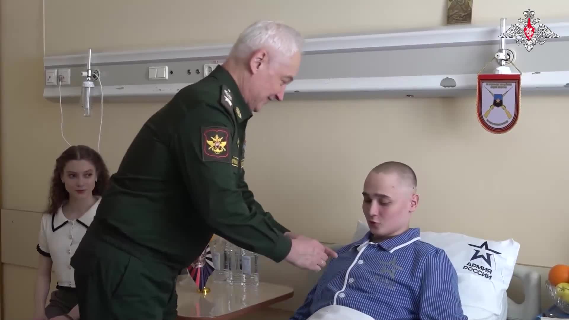 Министр обороны Андрей Белоусов вручает медаль «Золотая Звезда» Герою России Сергею Ярашеву