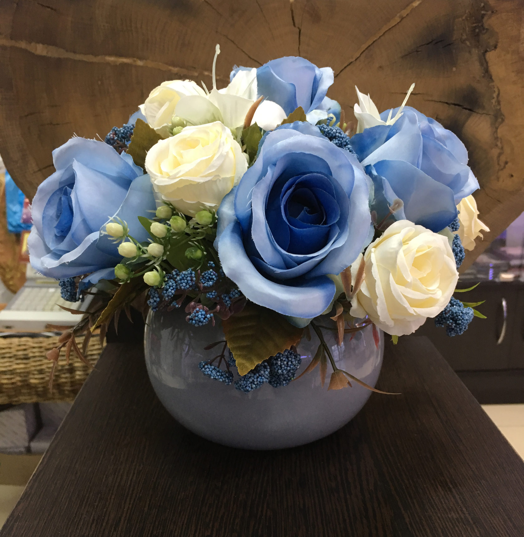Синие розы в вазе