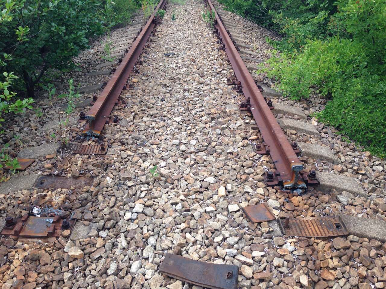 Железная дорога металл. Рельс Железнодорожный. Разобранные рельсы.