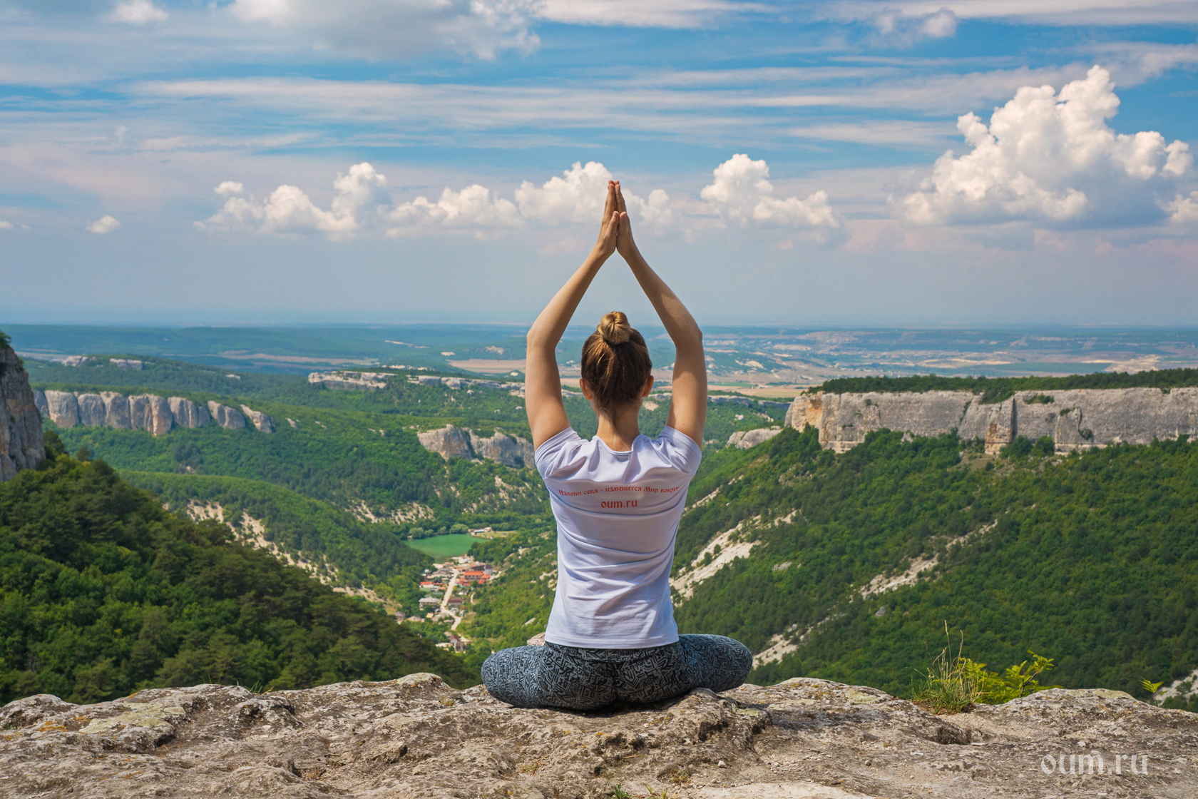 Тур медитациями. Йога тур. Йога в горах Крым. Место силы медитация. Йога море горы.