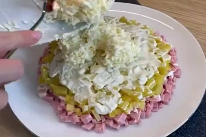 Приготовление салата «Подсолнух» с чипсами: шаг 3
