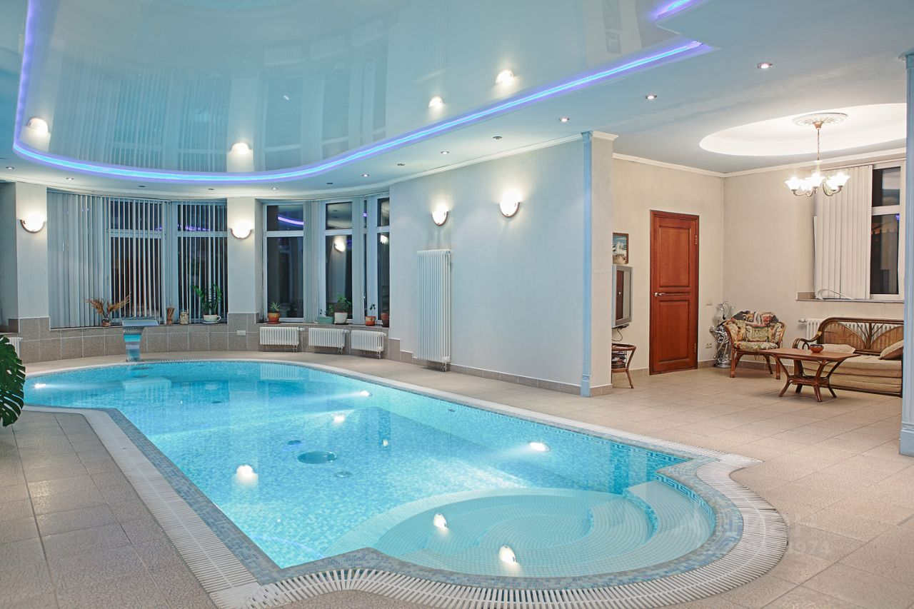 Загородный дом в подмосковье с бассейном. Бассейн в коттедже. Снять дом в чеховском районе на 16-17 мая с бассейном и  сауной. Дача в кратово. Дом у моря в крыму.