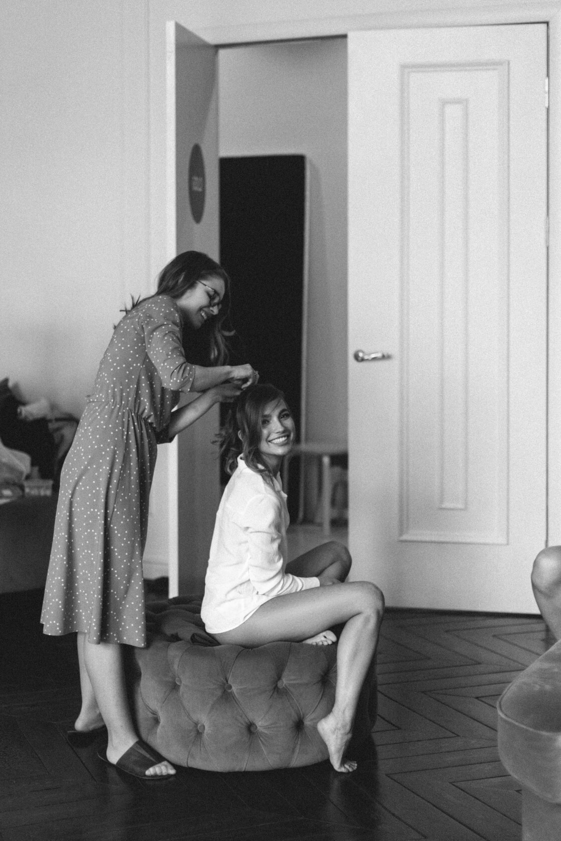 Свадебный стилист делает прическу