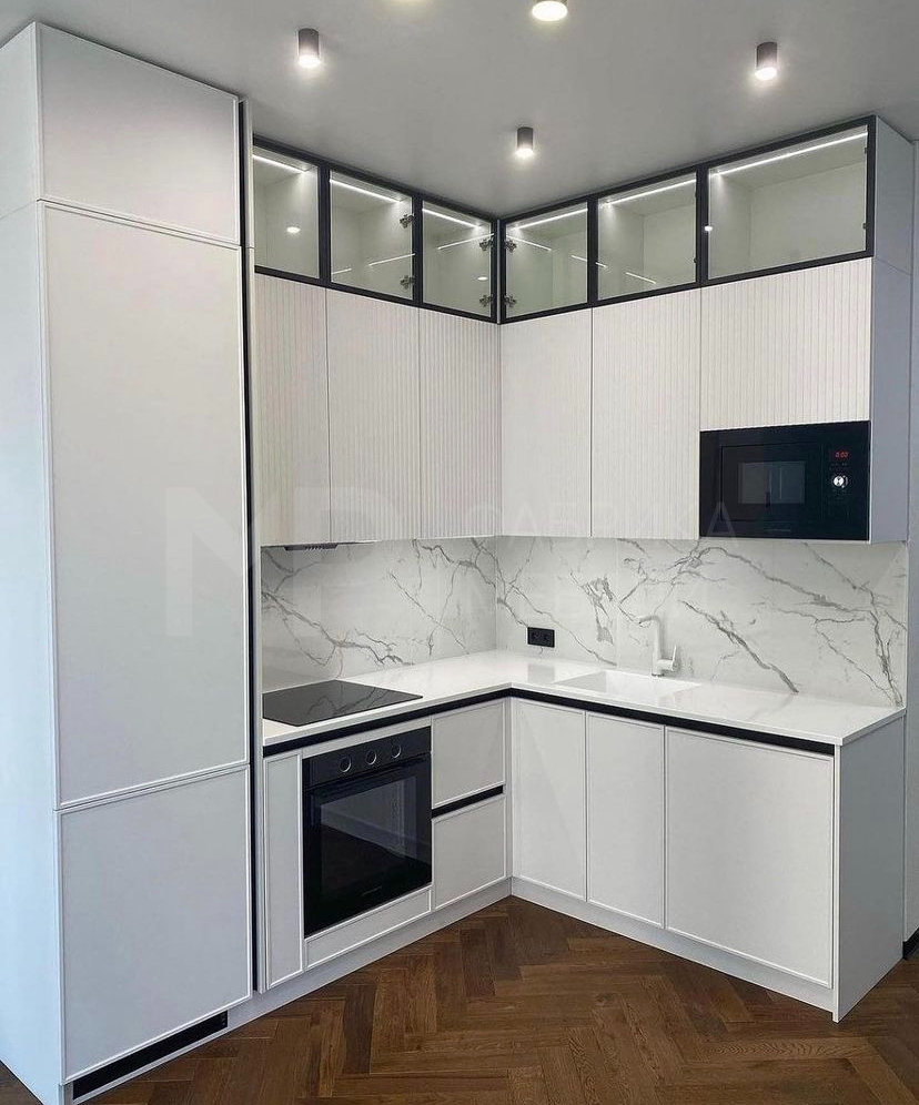 угловая кухня с шкафами под потолок