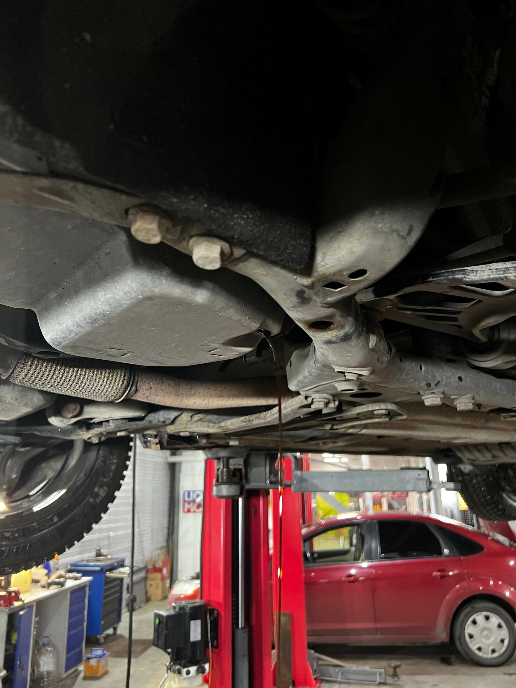 Слив масла через контрольную пробку