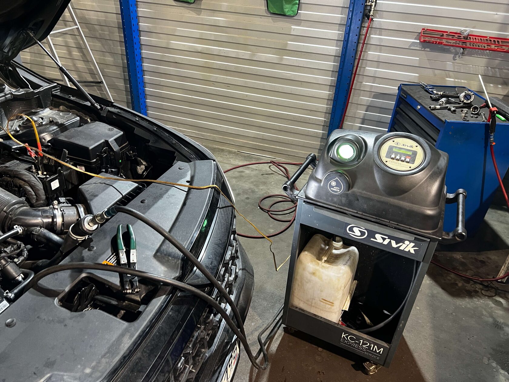 Подключаем станцию по аппаратной замене антифриза к верхнему патрубку охлаждения