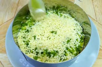 Приготовление салата «Невеста» с копчёной курицей и плавленным сыром: шаг 10