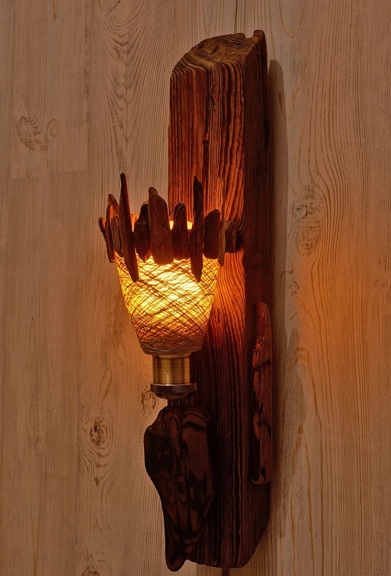 авторский уникальный деревянный настенный светильник