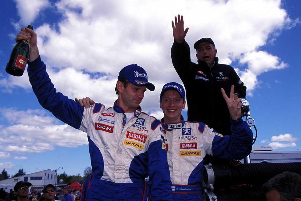 Победители ралли Новая Зеландия 2002 и двукратные чемпионы мира Маркус Гронхольм и Тимо Раутиайнен, руководитель команды Peugeot Sport Коррадо Провера/Фото: Ralph Hardwick