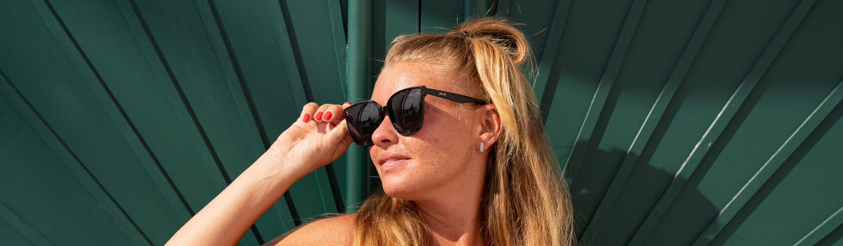 Фотосъемка кольца и браслета Swarovski с использованием студийного освещения и реквизита для создания стильного образа.