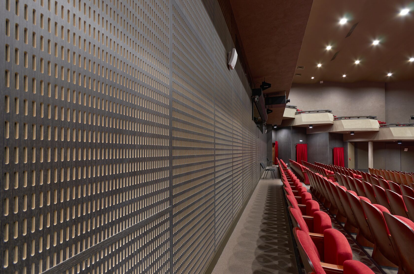 Акустические панели в интерьере театрального зала