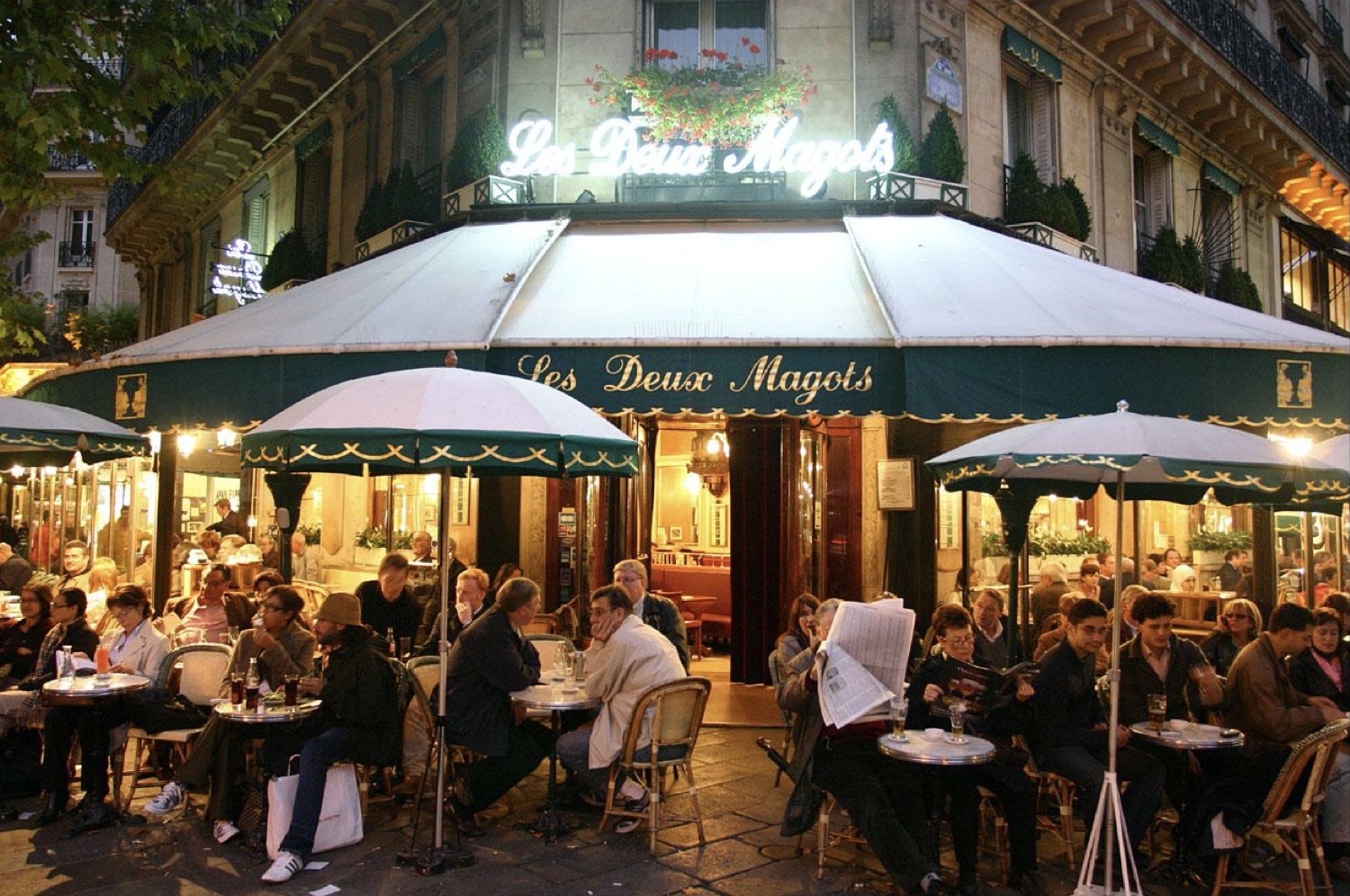 Кафе погулять. Les deux magots Париж. Cafe les deux magots, Париж. Кафе les deux magots. Франция кафе на улице.