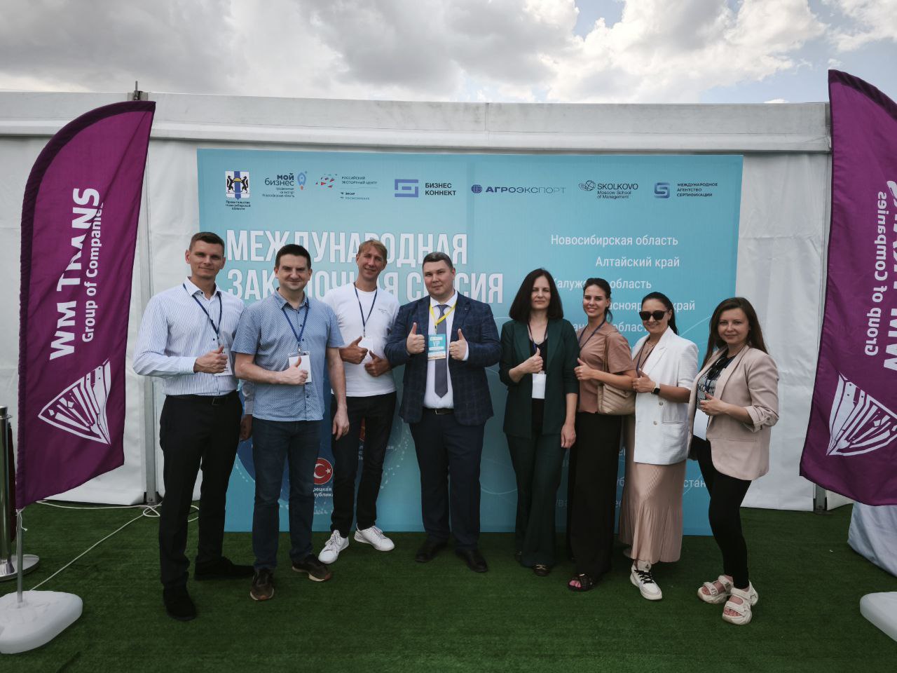 Xojayin qulining anal teshigini masxara qiladi.