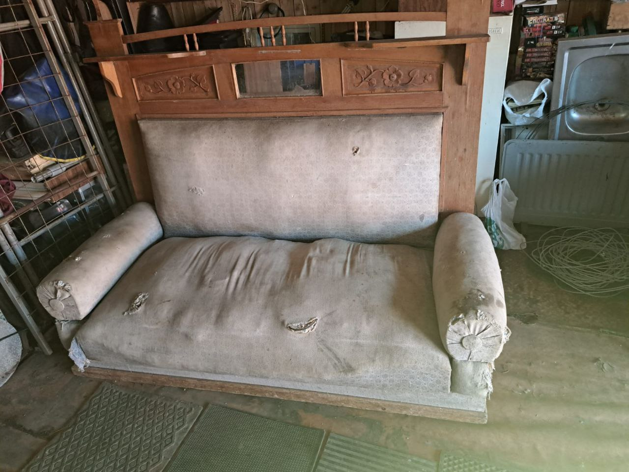 Антикварный диван до реставрации: выцветшая ткань и потертости