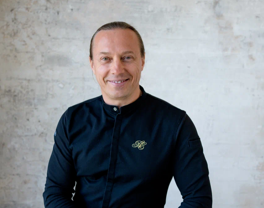 <span style="color: rgb(192, 26, 50); font-weight: 500; font-size: 24px;">Василий Емельяненко</span>