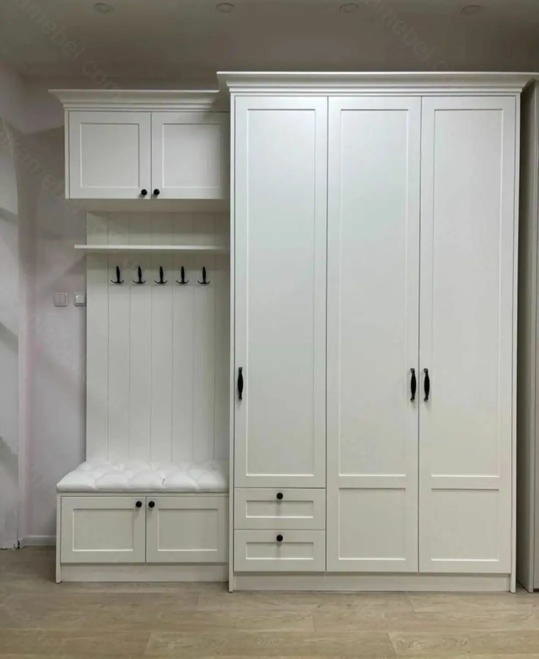 Шкафы в прихожую белого цвета. Белая прихожая. Белый шкаф в прихожую. Прихожая с фрезеровкой. Прихожая белая МДФ