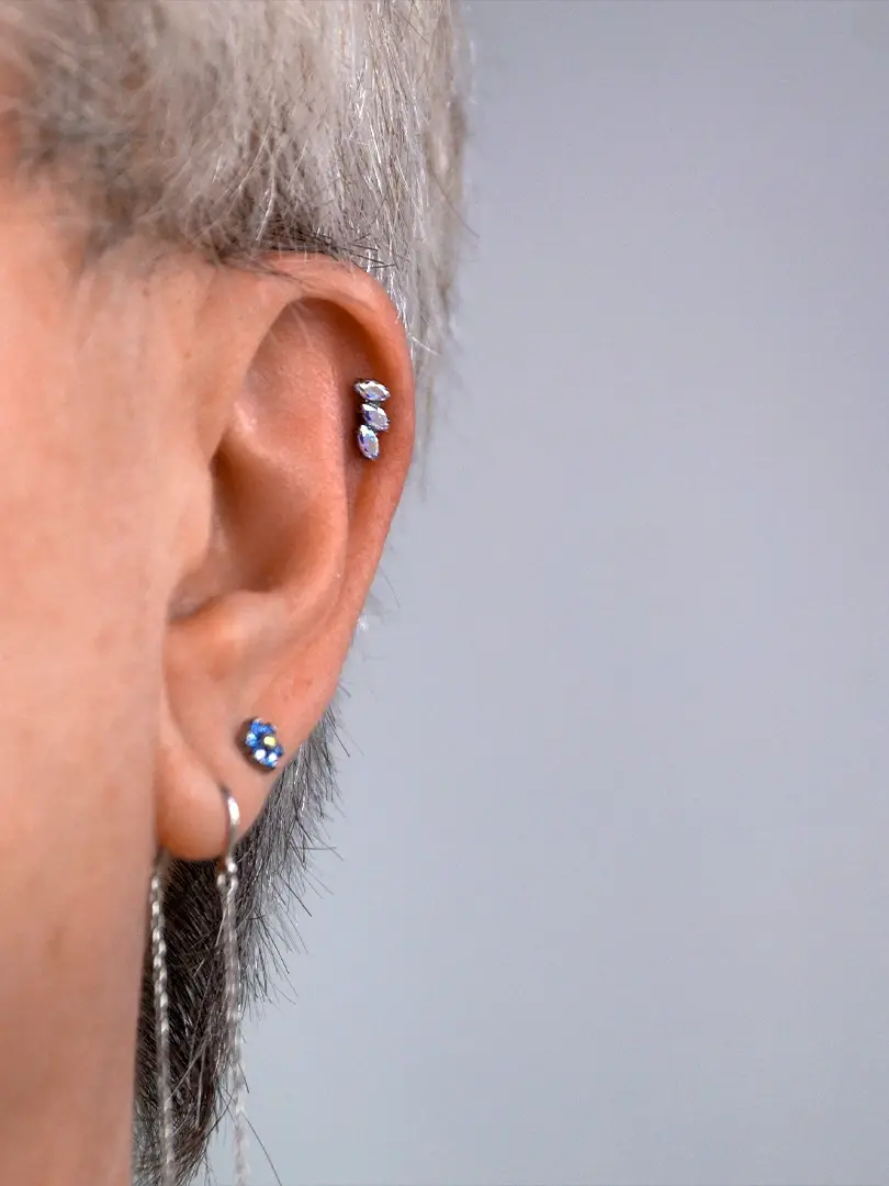 Заживший пирсинг Хеликс с украшением