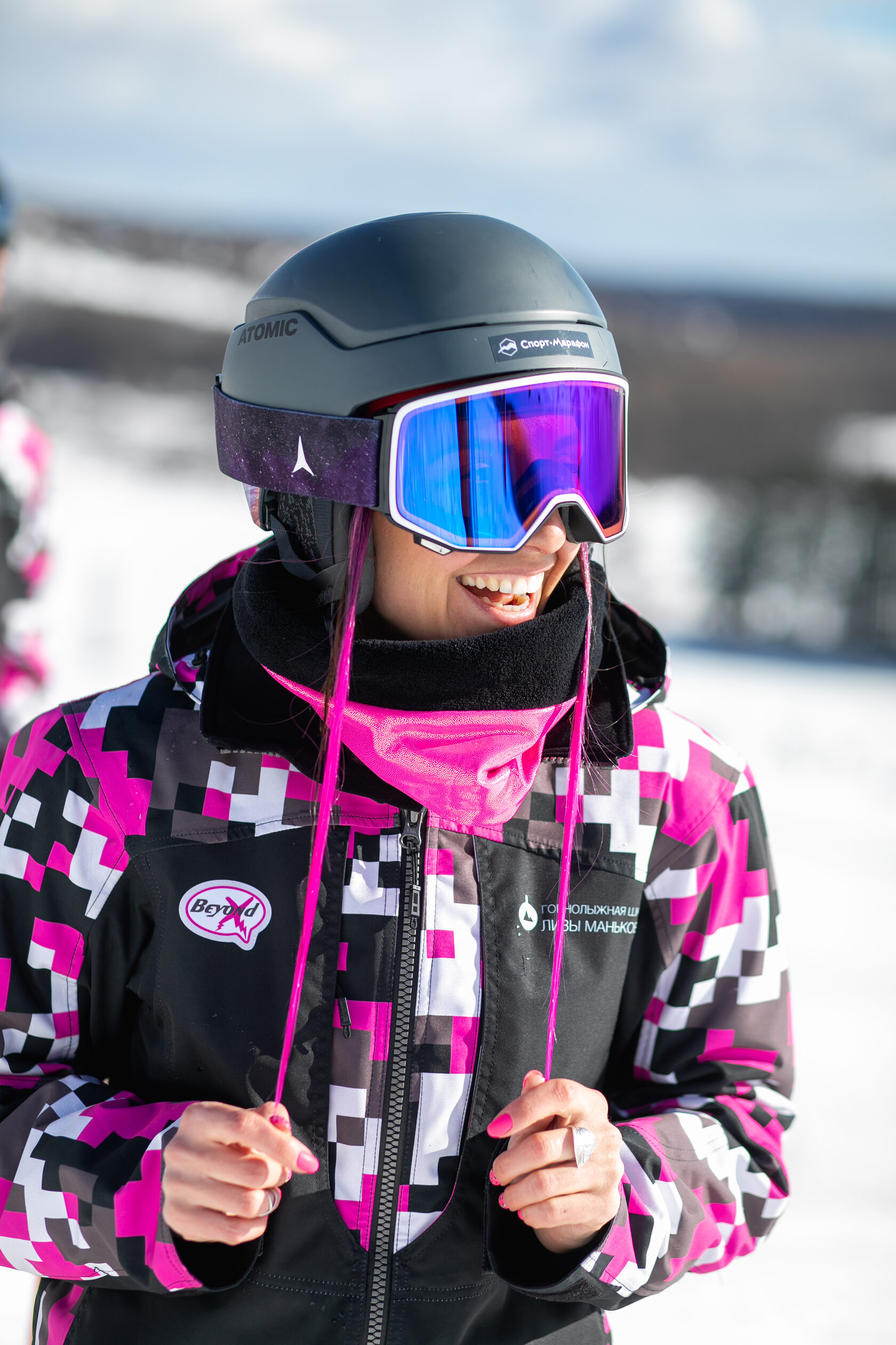 Основатель школы горных лыж Discoride мастер спорта Лиза Манькова в горнолыжном шлеме, солнцезащитных очках и фирменной экипировке