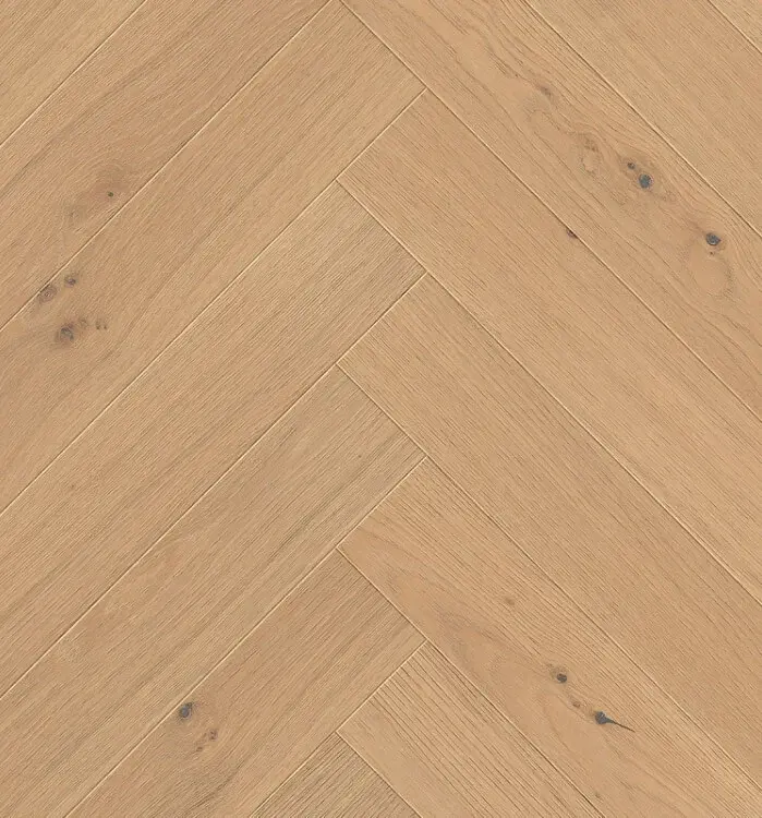 Инженерная доска Living Tree, узкий формат, масло, ёлка. Такой пол “живёт” в интерьере — фактура, микроцарапины, естественный блеск — всё работает на ощущение дома.