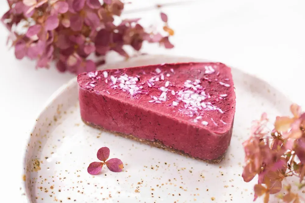 Красивый безглютеновый ягодный десерт на тарелке — натуральный сладкий выбор без пшеничной муки и глютена.