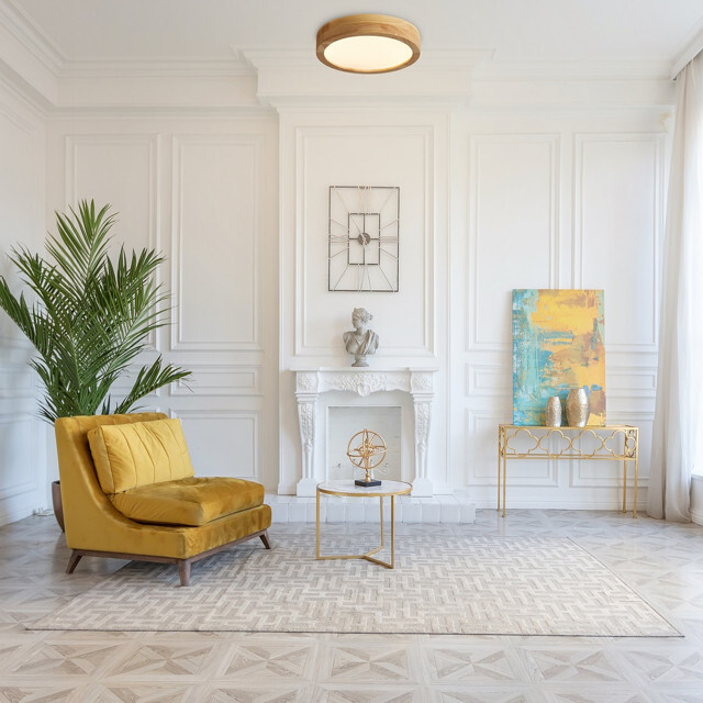 Потолочный светильник из дерева в интерьере квартиры