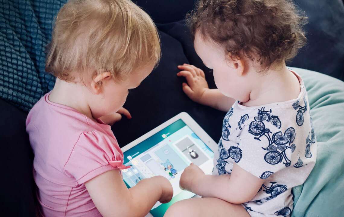 дети играют с планшетом