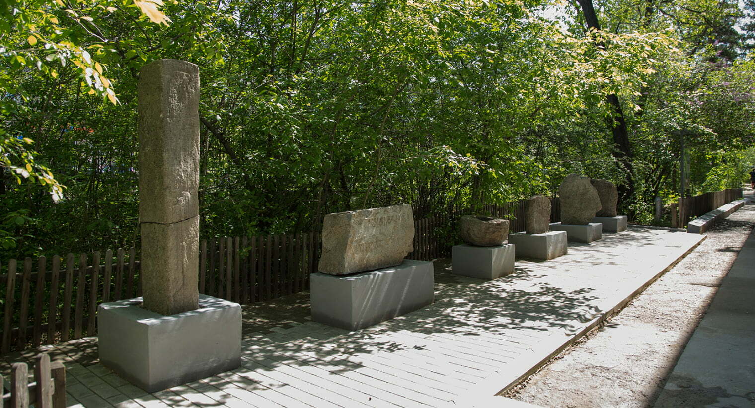 Камни мани в дендрарии Краеведческого музея