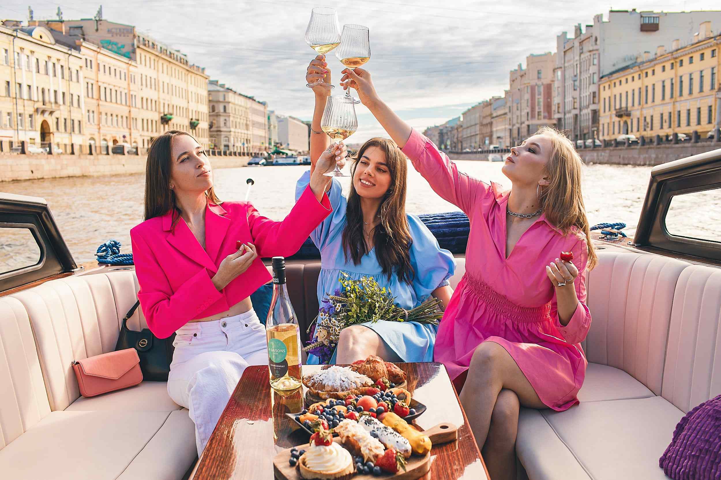 Аренда катера в Санкт-Петербурге - снять катер в СПб недорого