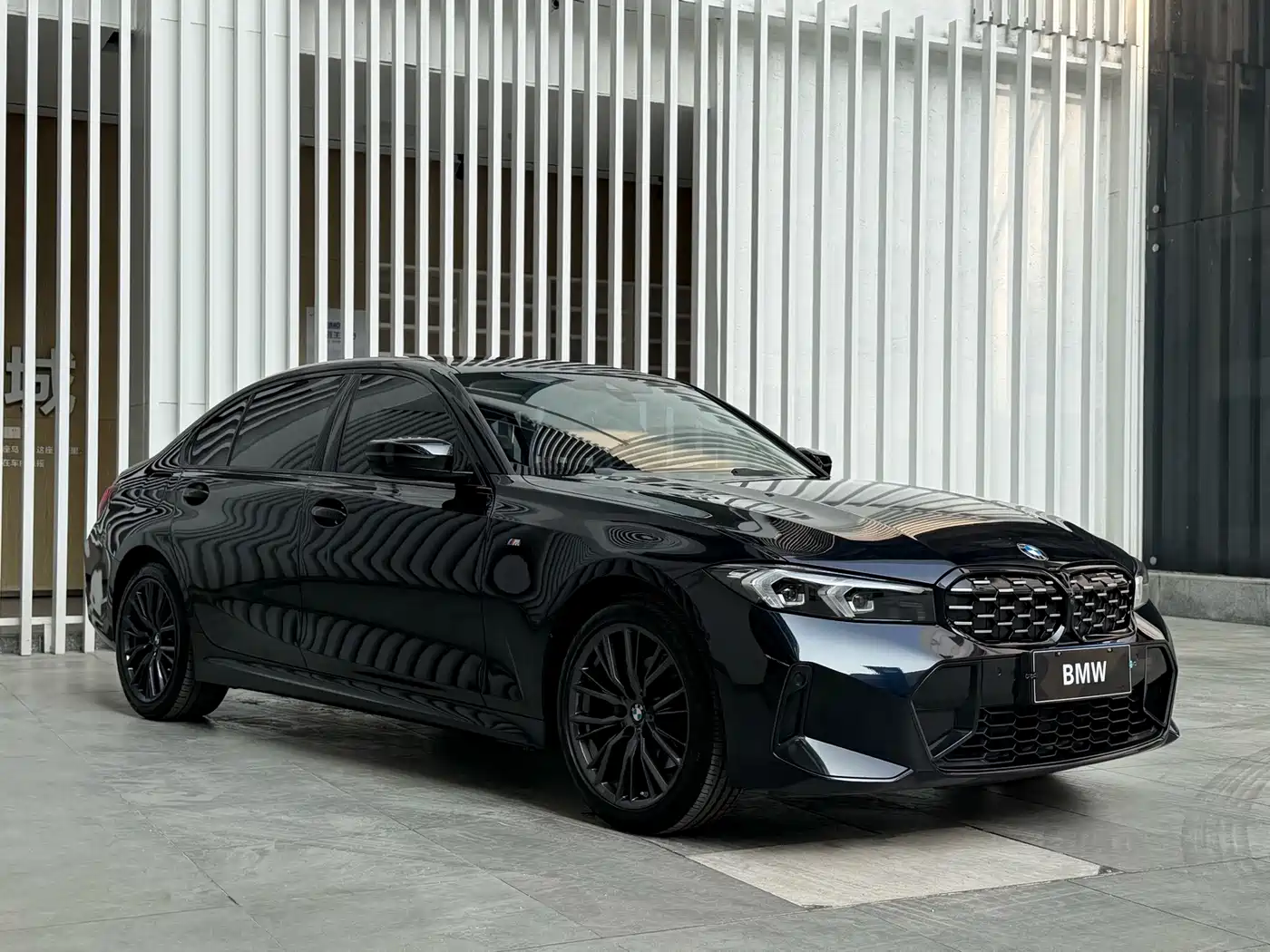 BMW 325Li G28 2023 xDrive M Sport Package — передняя часть тёмного седана, ракурс в три четверти