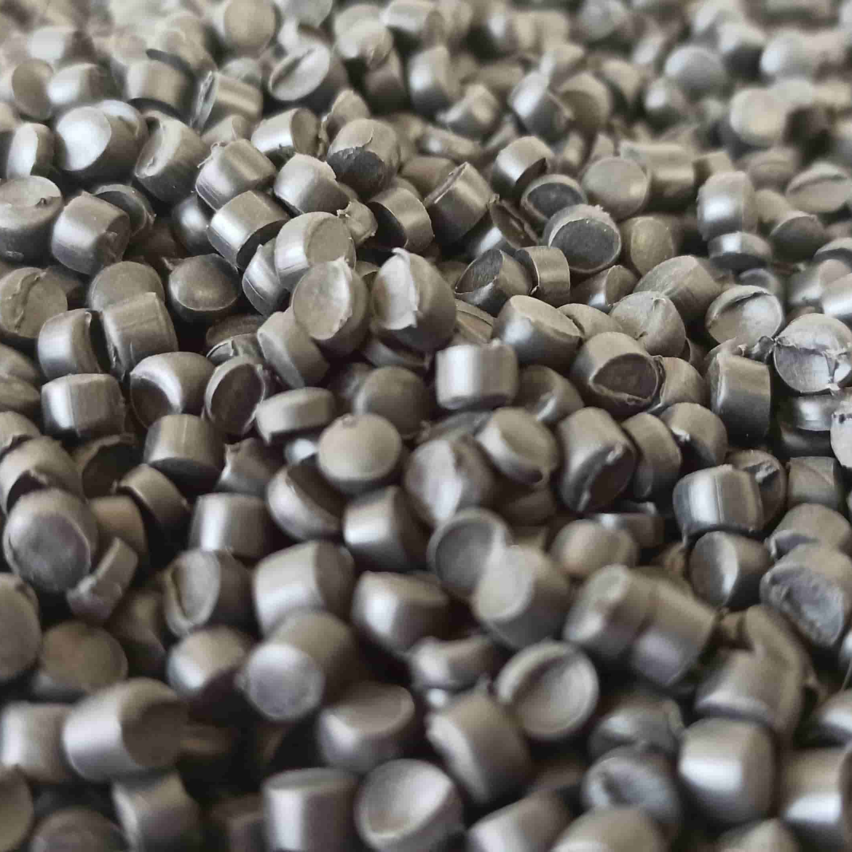 Горсть пластиката для силовых кабелей типа NYM чёрного цвета