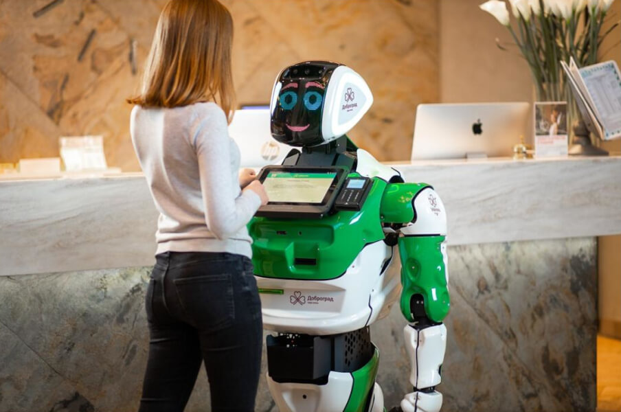 Робот Promobot V4 работает на брендированном стенде компании