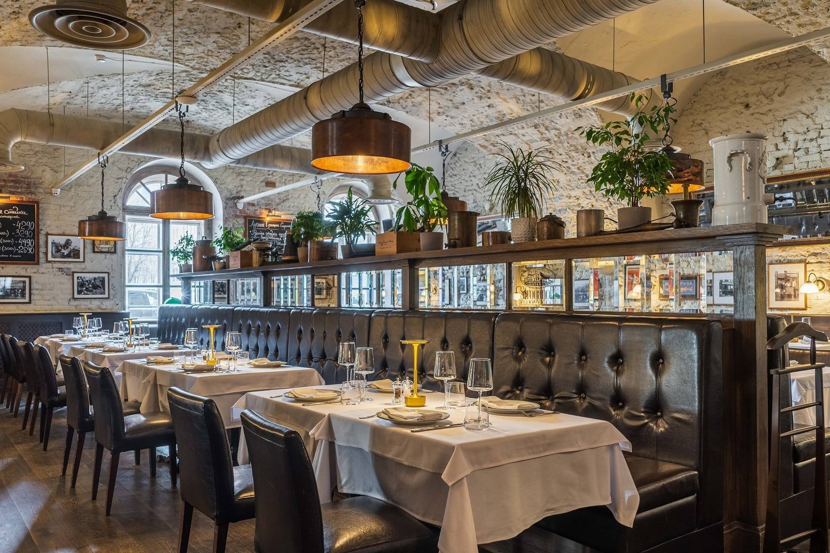 Зал ресторана Stroganoff Steak House для ужина и мероприятий.