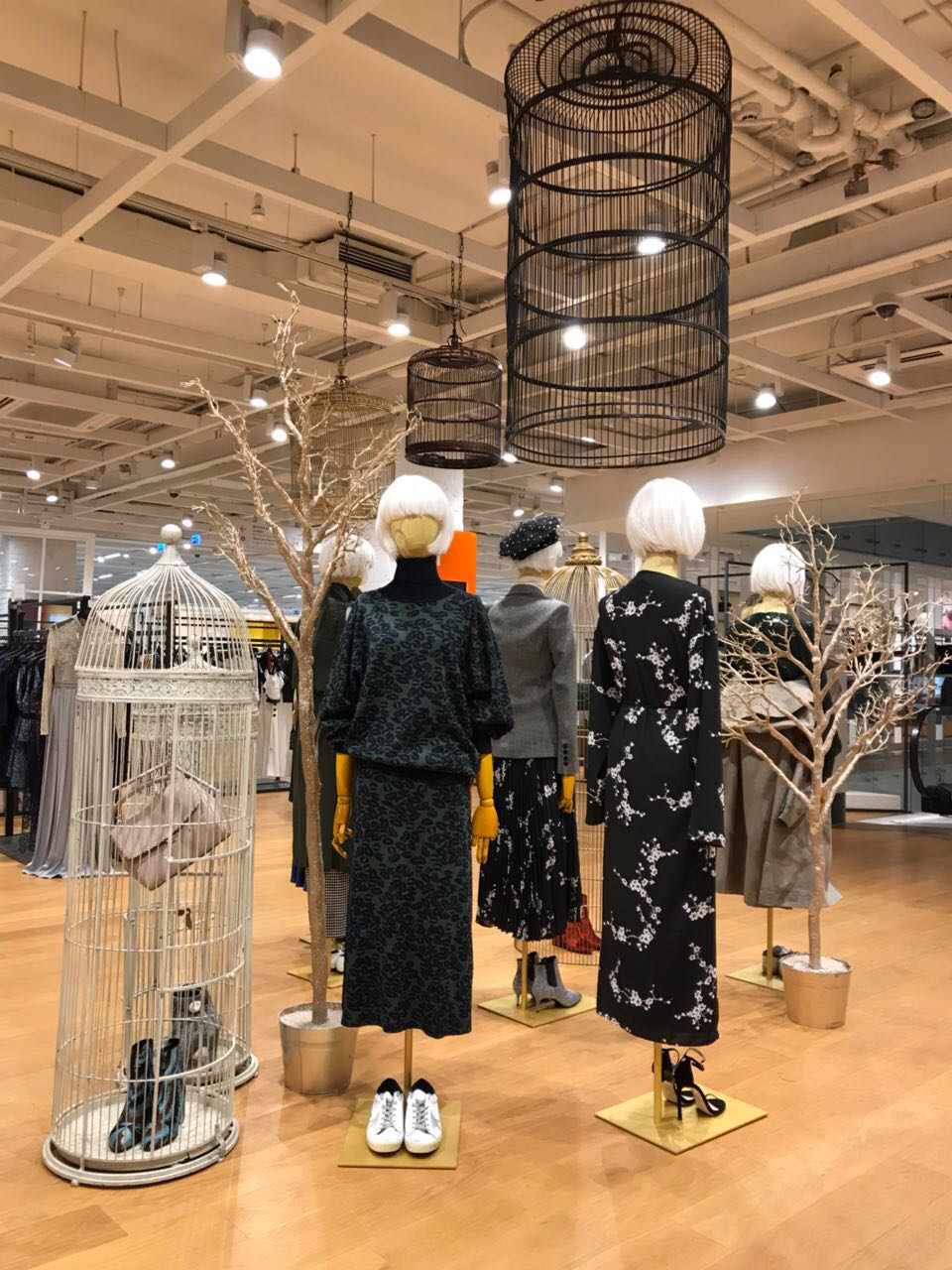 оформление витрины магазина одежды в москве