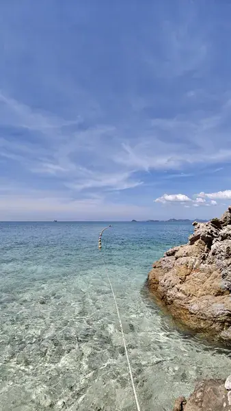 Камни в прозрачной бирюзовой воде