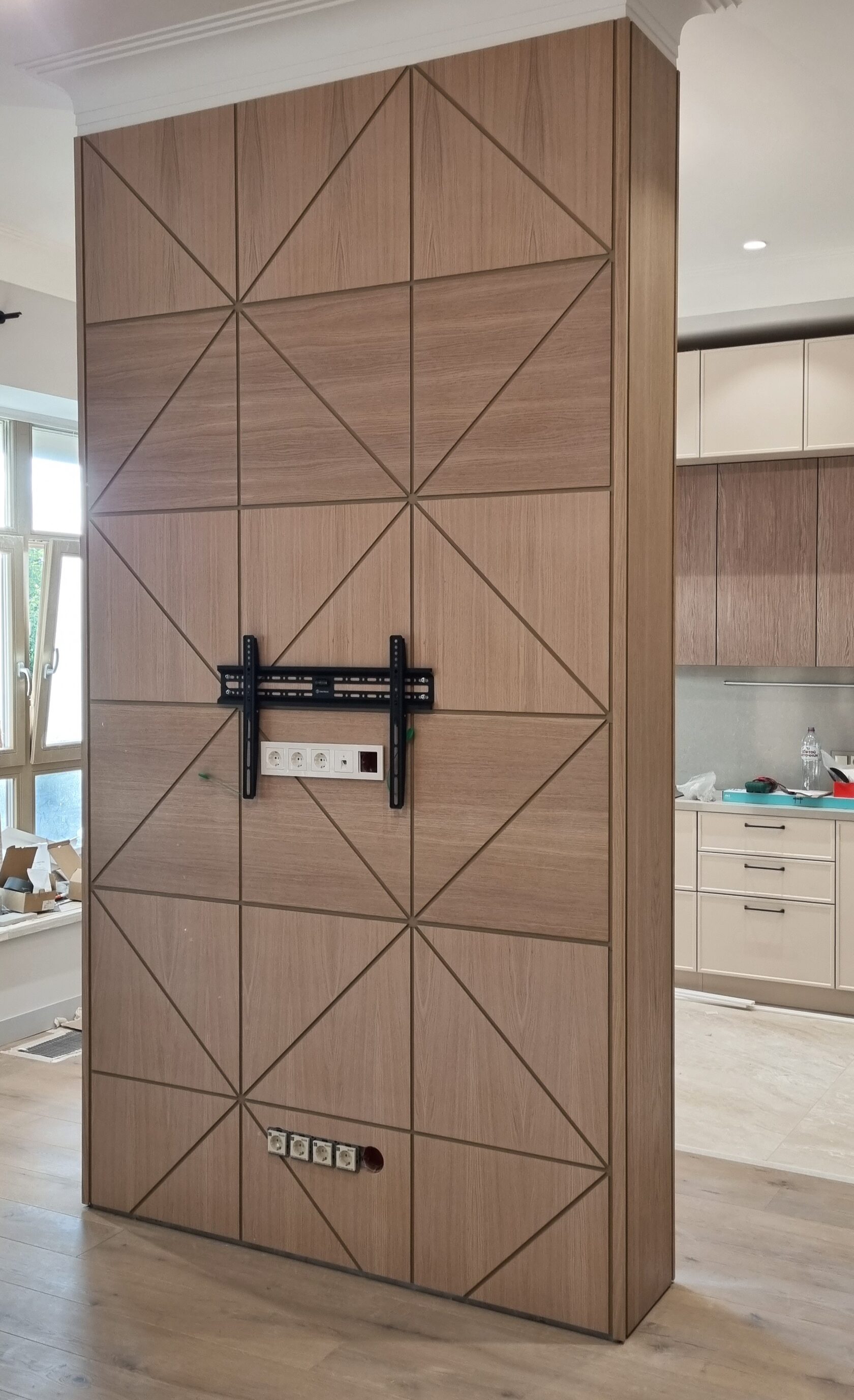 Детали конструкции стеновой панели 2D из МДФ в шпоне дуб с ровными линиями.