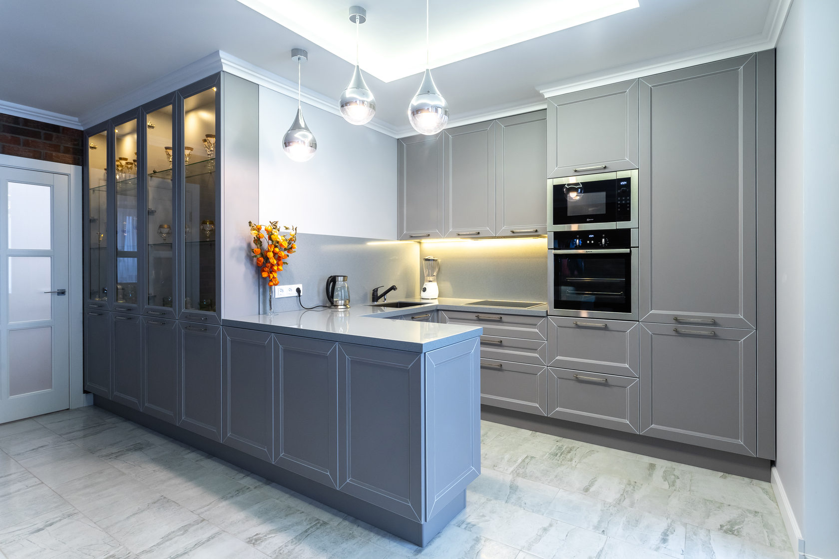 кухня слоновая кость. кухни бежевого цвета. кухня с потертостями под старину. бежевая кухня в стиле кантри. кухня антик.