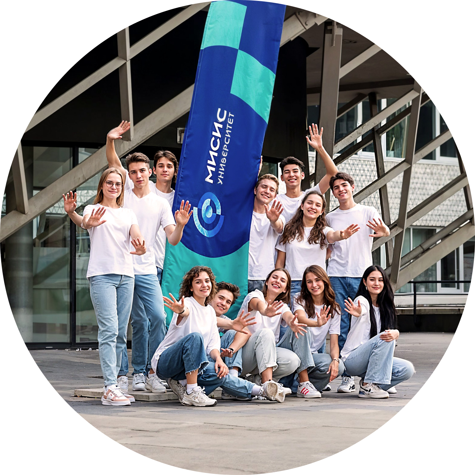 Группа счастливых студентов на фоне здания университета