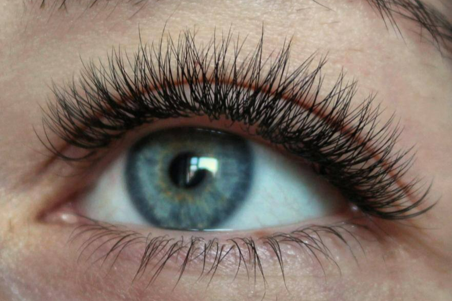 <span style="font-weight: 500;">Наращивание ресниц — 2000 руб.</span>