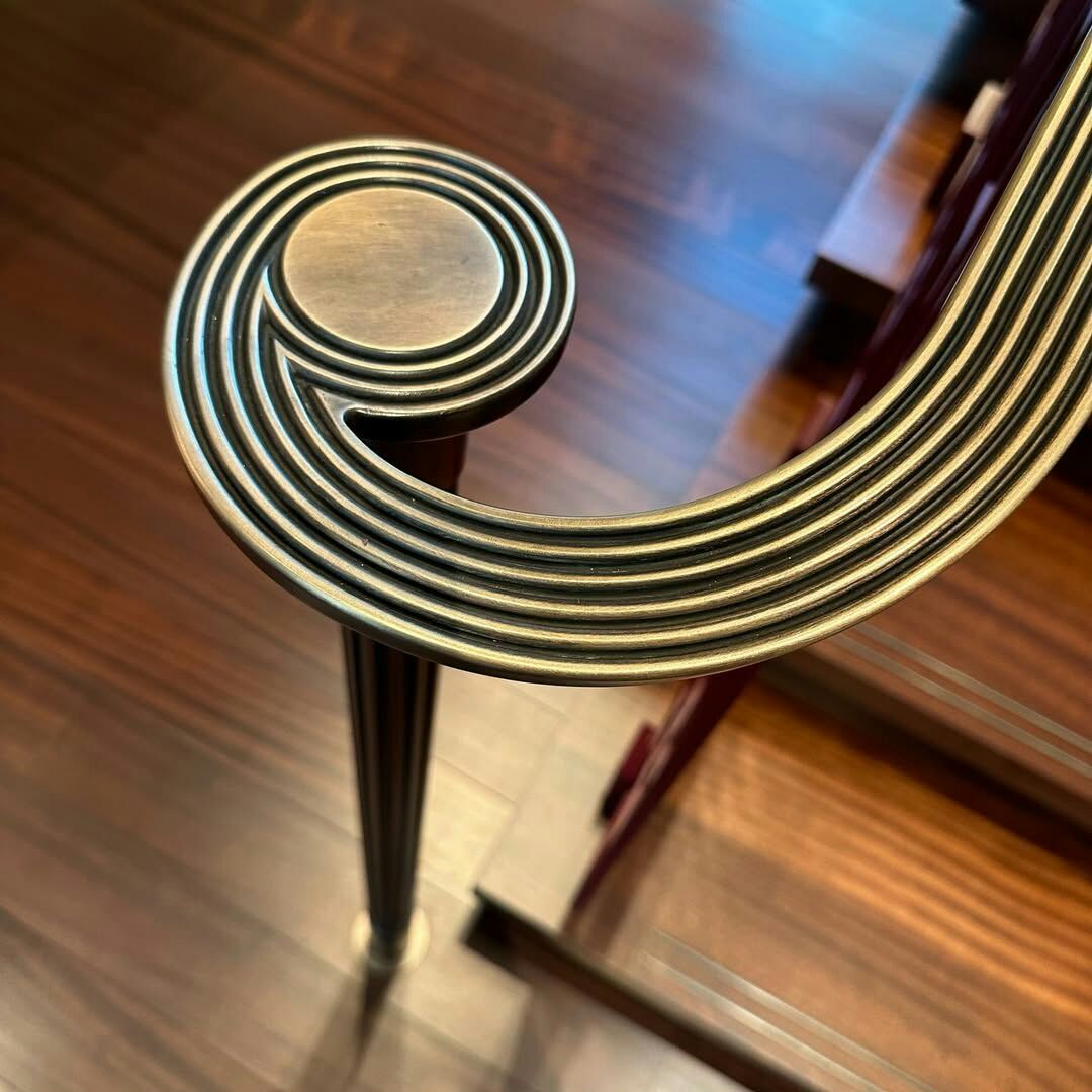 Радиусная лестница с поручнем из латуни