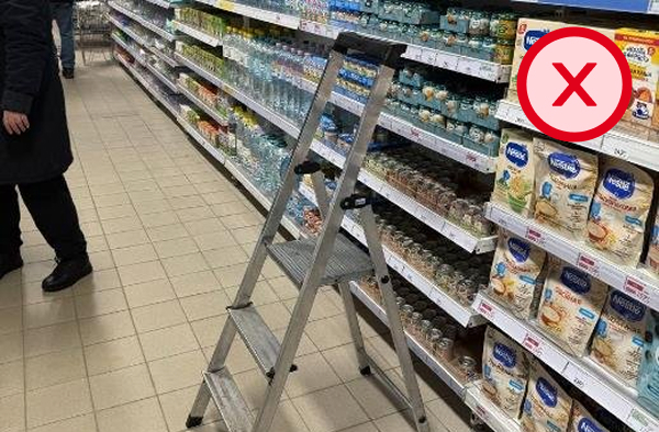 Стремянка оставлена без присмотра в проходе
