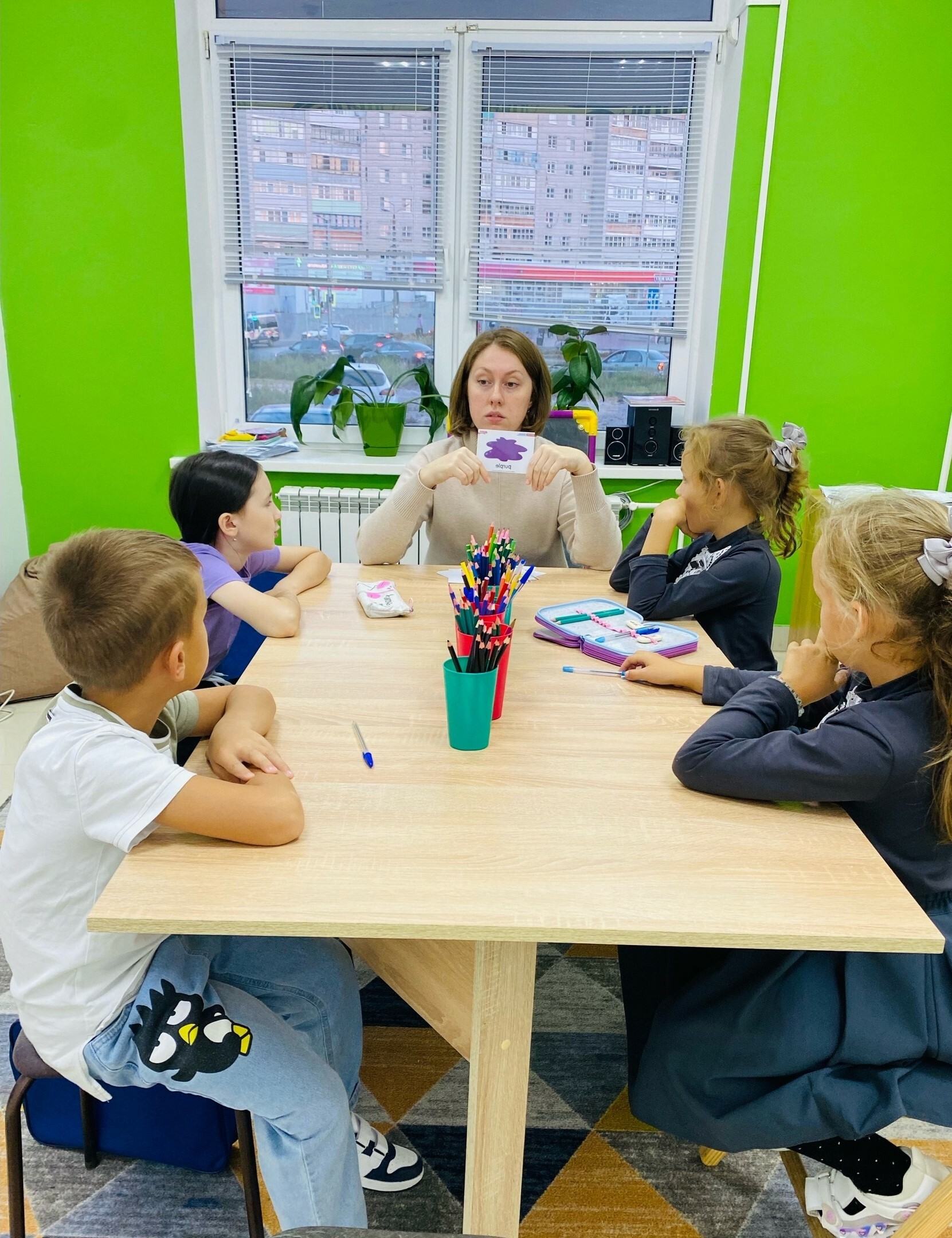 Занятие английским языком в детском клубе 