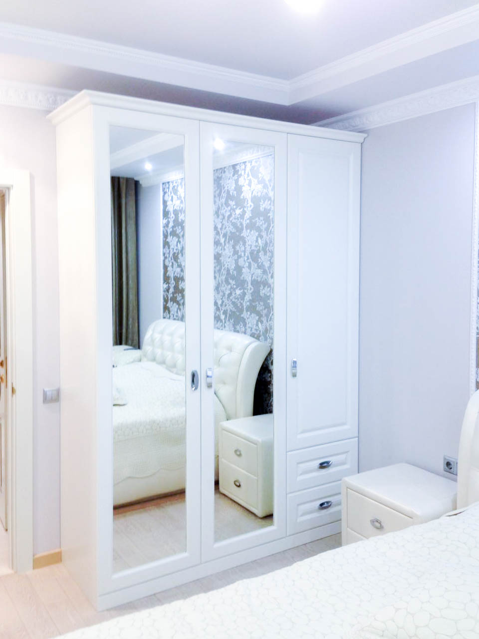 Белый шкаф с зеркалом в спальню