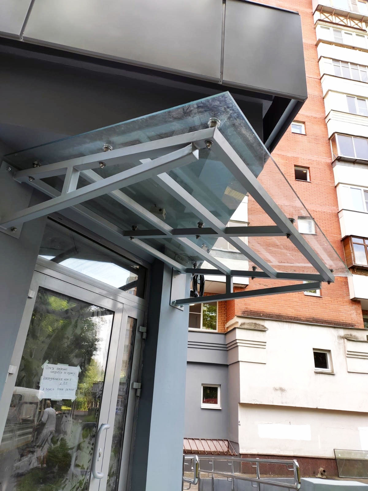 Козырек из черного металла и стекла