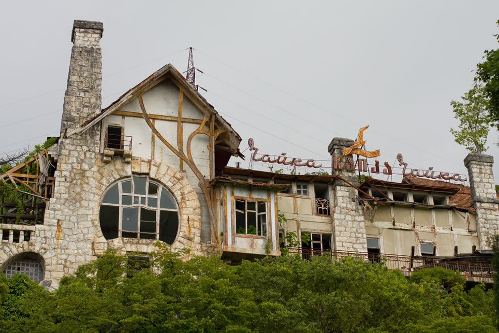 Дворец принца ольденбургского в гаграх фото